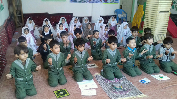970805 amozesh namaz be noamozan pish dabestani gholhaye fatemi zarandeye kerman 01