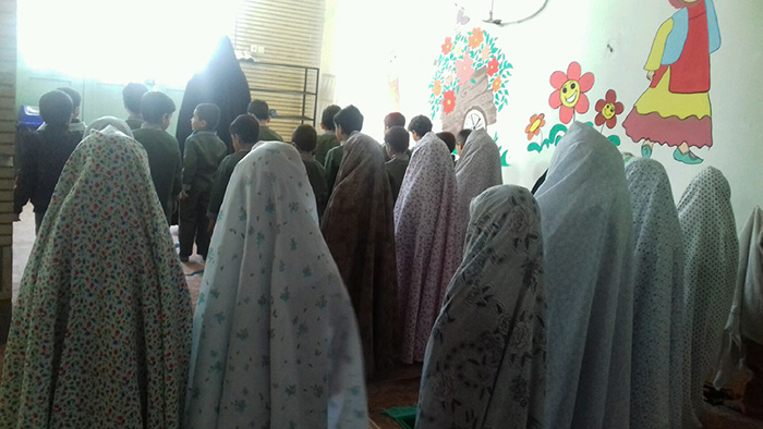 970805 amozesh namaz be noamozan pish dabestani gholhaye fatemi zarandeye kerman 05