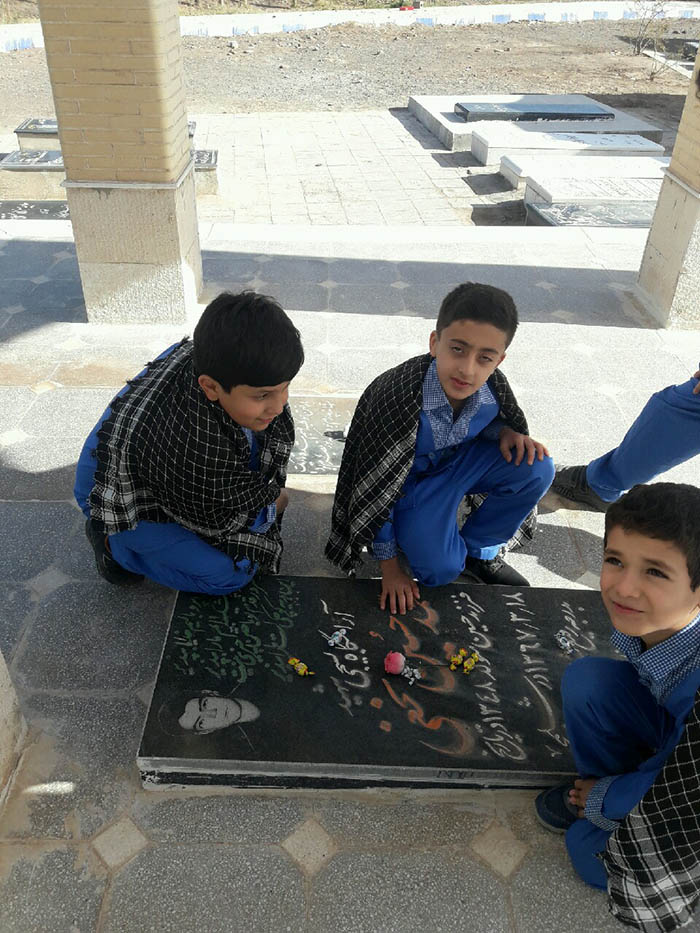 970925 didar danesh amozan qorani emam hasan mojtaba rafsanjan ba khanevadeye shahid zeyayi 01
