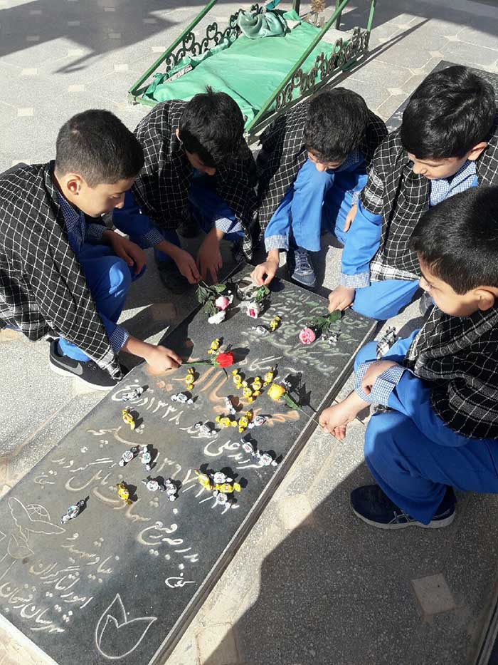970925 didar danesh amozan qorani emam hasan mojtaba rafsanjan ba khanevadeye shahid zeyayi 03