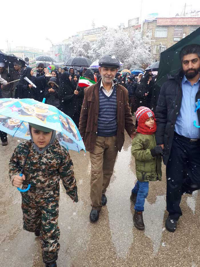 971124 ghozaresh tasveri az hozor qoran amozan dar marasem 22 bahman 05