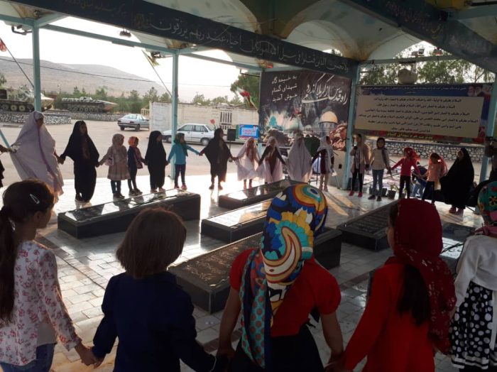 9807060ghobar robi az mazar shohadaye defah moqadas 002